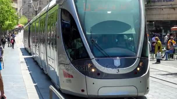 Moderne Straßenbahn in altem jerusalem — Stockvideo