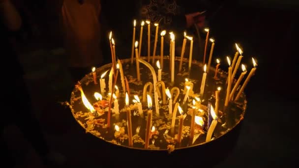 Velas en la oscuridad de una iglesia — Vídeos de Stock