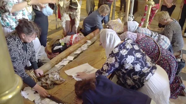 Menschen in der Kirche des heiligen Grabes in jerusalem. Dieser Ort hat Golgatha, wo Jesus gekreuzigt wurde — Stockfoto