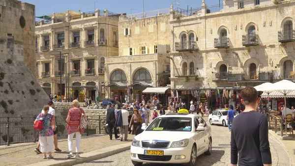 Die alte stadt jerusalem in der nähe des jaffa-tores, straßenmarkt, menschen spazieren in jerusalem, israel — Stockfoto