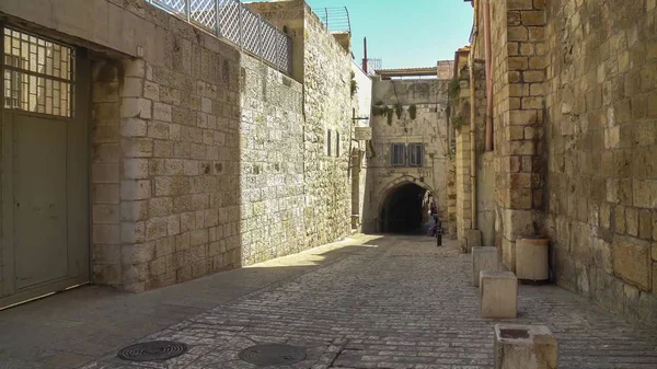 Via Dolorosa jest wąską uliczkę wewnątrz otoczonego murem miasta — Zdjęcie stockowe
