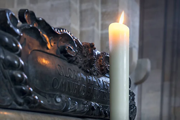 Uppoffrande ljus i kyrkan Bamberger — Stockfoto