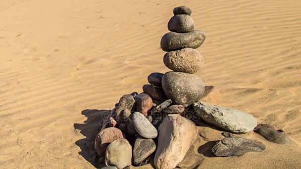Roche zen pyramide de pierres colorées. Concept d'équilibre, d'harmonie et de méditation, construit sur le sable marin 