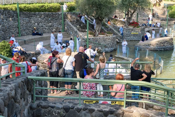 Неопознанные христианские паломники во время массового крещения — стоковое фото