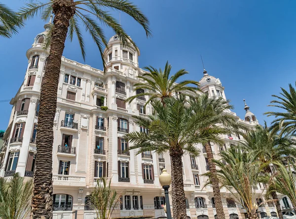 Edificio Carbonell, un edificio histórico en Alicante - España. Bui. — Foto de Stock