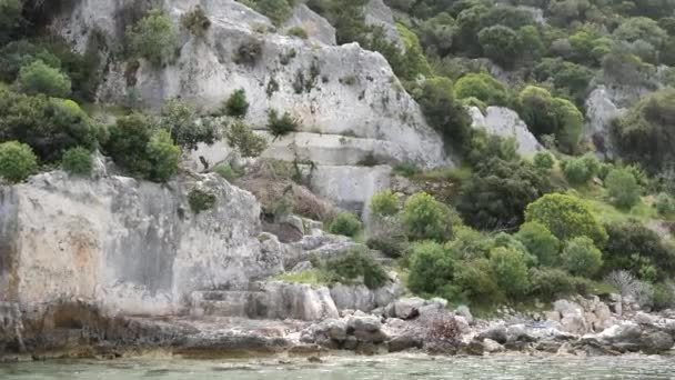 Mare, vicino alle rovine dell'antica città sull'isola di Kekova — Video Stock