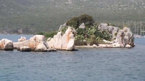 Στη θάλασσα, κοντά στα ερείπια της αρχαίας πόλης του νησιού Kekova — Αρχείο Βίντεο