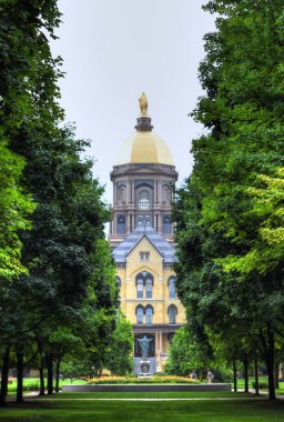 Indiana 'daki Notre Dame Üniversitesi' nin ana binasının görüntüsü