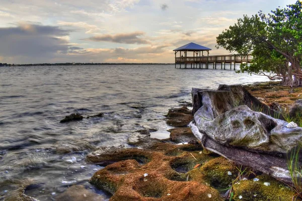 Sonnenuntergang Pier Des Rotary Parks Rockledge Florida lizenzfreie Stockbilder