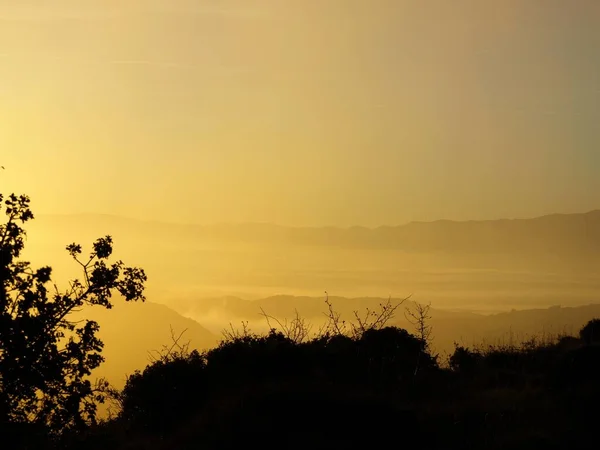 早起きは スペイン北部のナバラの山の中でこのシルエットの写真のように 良い結果を生み出します — ストック写真