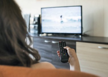 Kadın tutun Tv uzaktan kumanda. 