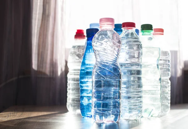 Botellas de plástico con agua mineral — Foto de Stock