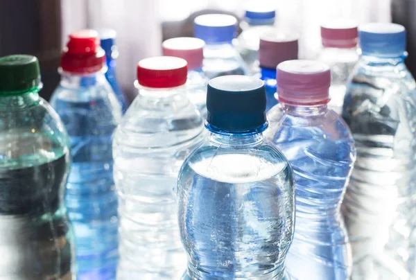 Botellas con agua mineral —  Fotos de Stock