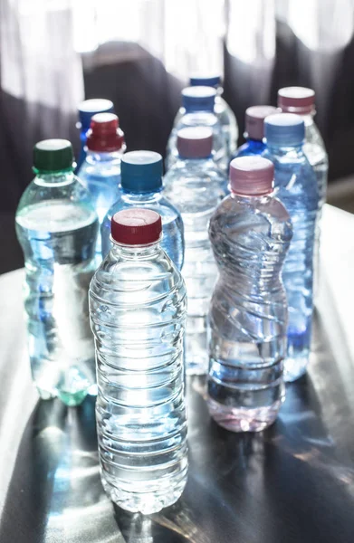 Botellas de plástico con agua mineral —  Fotos de Stock
