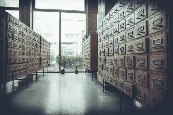 Schubladen im Archiv mit Holzregalen — Stockfoto