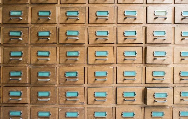 Ящики в архиве с деревянными полками — стоковое фото