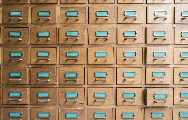 Cajones en archivo con estantes de madera —  Fotos de Stock