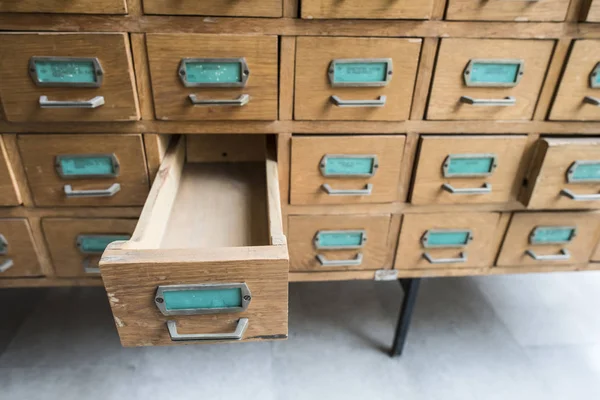 Tiroirs en archives avec étagères en bois — Photo
