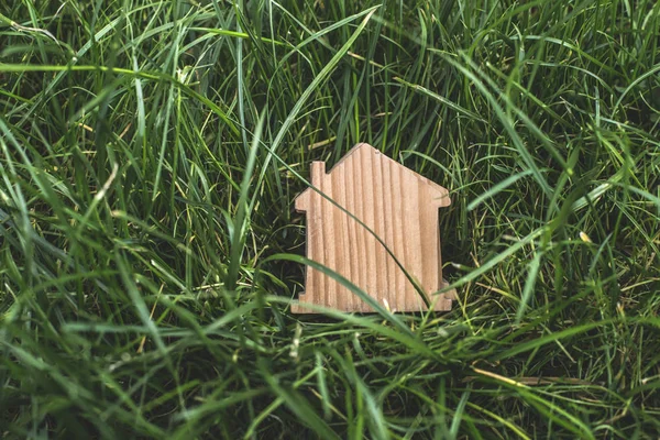 Kleines Holzhaus im Garten Gras — Stockfoto