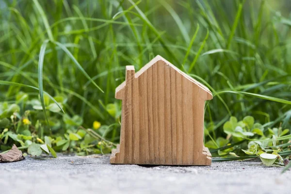 Hausform im grünen Gras — Stockfoto