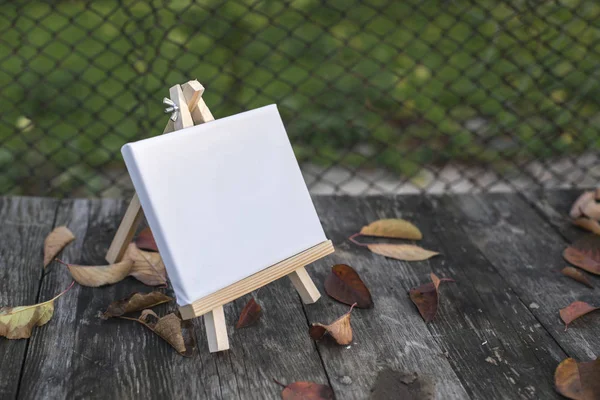 Leeg canvas voor schilderen in de tuin — Stockfoto