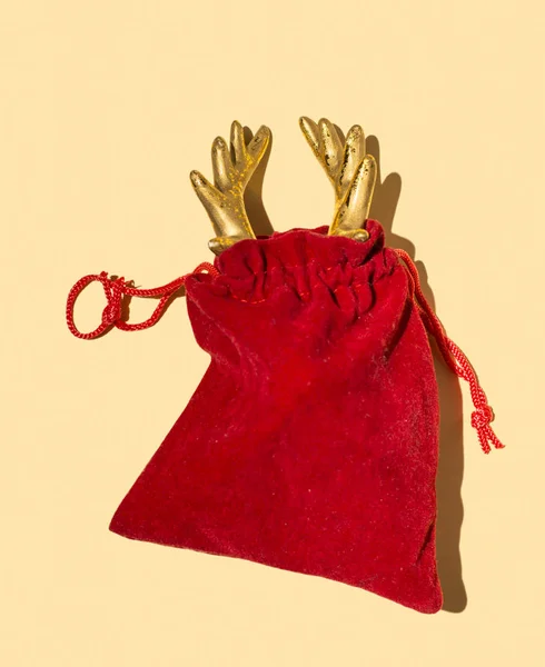 Chifre de veado na bolsa do Papai Noel — Fotografia de Stock