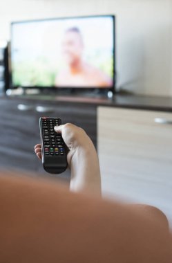 Elini tut Tv uzaktan kumanda. 