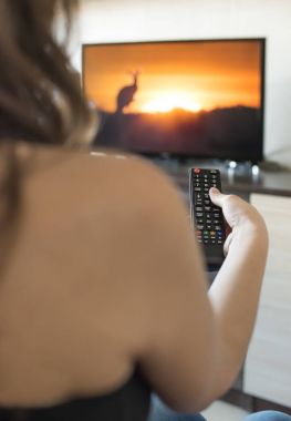 Kadın tutun Tv uzaktan kumanda.
