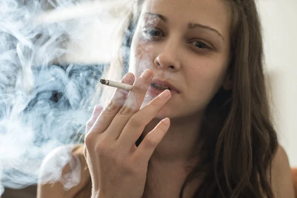 Κορίτσι καπνό τσιγάρου στο σπίτι. — Φωτογραφία Αρχείου