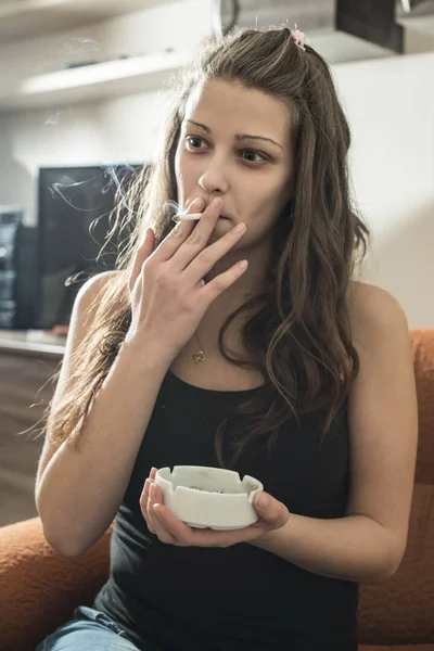 Chica fuma cigarrillo y sostiene cenicero . — Foto de Stock