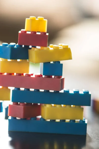 Blocs en plastique sur table . — Photo