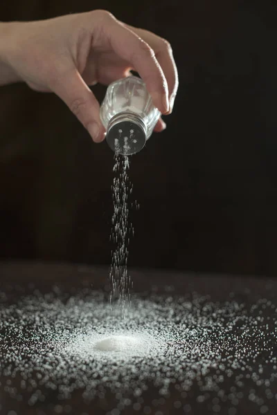 Bakgrundsbelysning till salt från saltkar. — Stockfoto