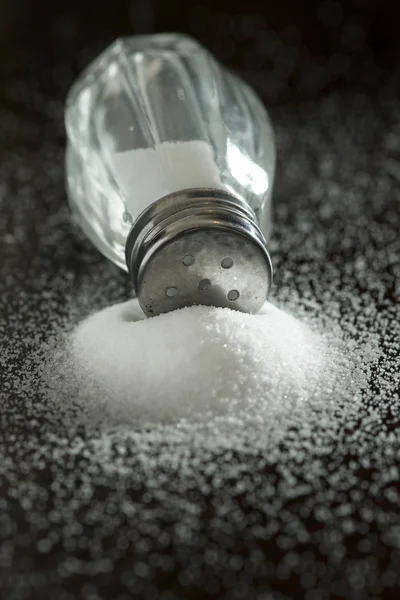 Salzstreuer auf Salzhaufen — Stockfoto