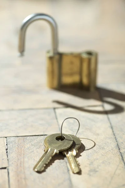 Cadeado e chaves em madeira . — Fotografia de Stock
