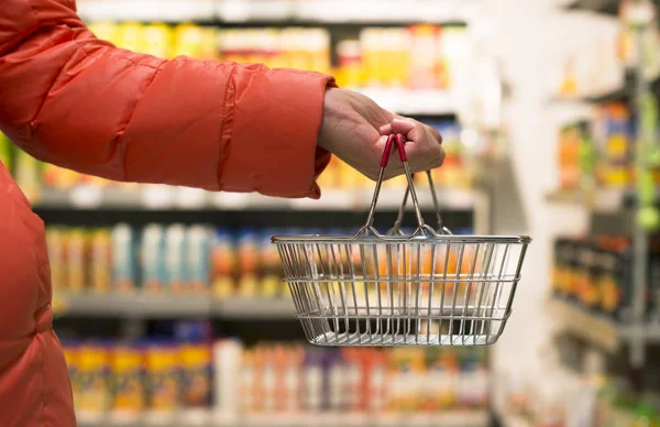 Cesta de mão no supermercado . — Fotografia de Stock