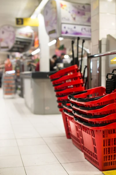 Süpermarkette birçok Kırmızı sepet