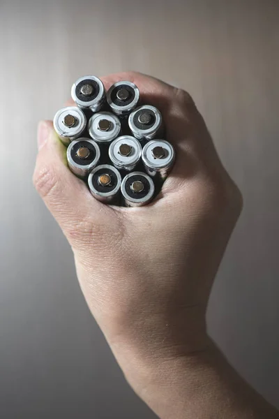 Рука утримуйте коксових батарей — стокове фото