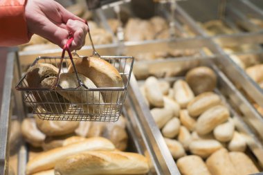 Ekmek dükkanda satın alma. 