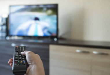 Elini tut Tv uzaktan kumanda. 