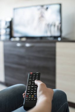 Elini tut Tv uzaktan kumanda. 