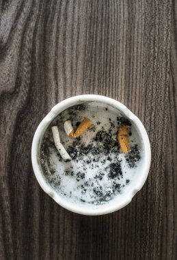 Sigara izmaritli kül tablası. 