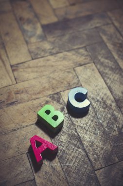 Renkli ahşap küpleri. 