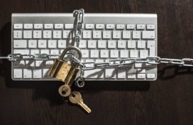 Anahtarlar, asma kilit ve klavye.