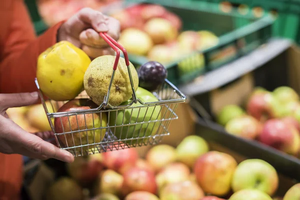 Appelen en peren in de winkel kopen. — Stockfoto