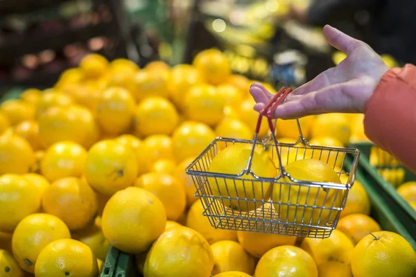 Sinaasappels in de winkel kopen. — Stockfoto