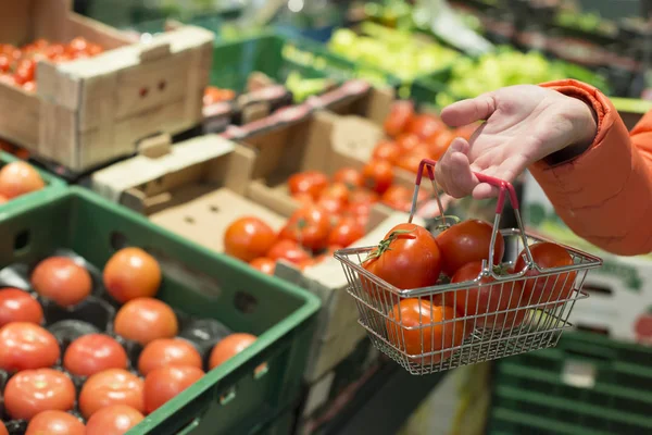 Tomaten in de winkel kopen. — Stockfoto