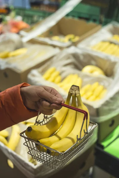 Het kopen van bananen in de winkel. — Stockfoto