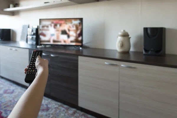 Elini tut Tv uzaktan kumanda. 