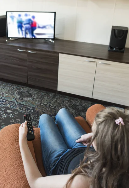 Mujer mantenga TV control remoto . — Foto de Stock