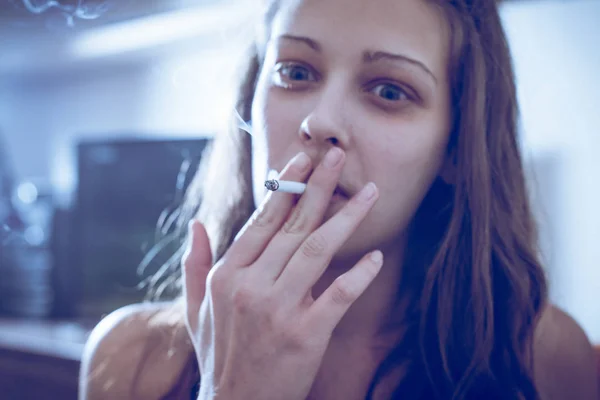 Chica fumar cigarrillo en la casa — Foto de Stock